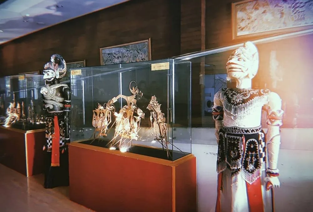 Pertunjukan wayang kulit dengan gamelan live di Museum Wayang Jakarta.