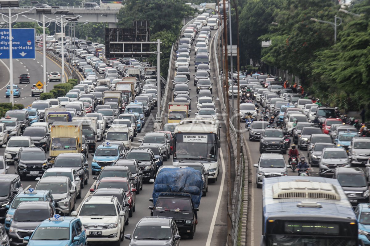  antrian kendaraan yang panjang di persimpangan jalan Jakarta