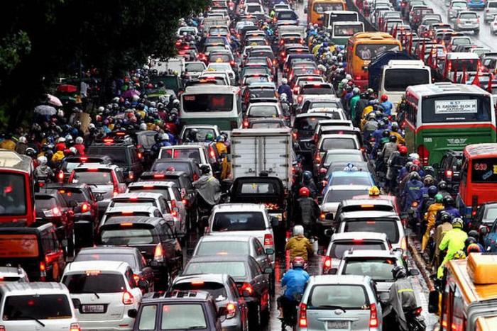  antrian kendaraan yang panjang di persimpangan jalan Jakarta