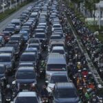 udara menunjukkan jalanan yang dipenuhi kendaraan di pusat kota Jakarta,