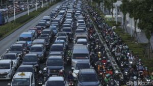 udara menunjukkan jalanan yang dipenuhi kendaraan di pusat kota Jakarta,