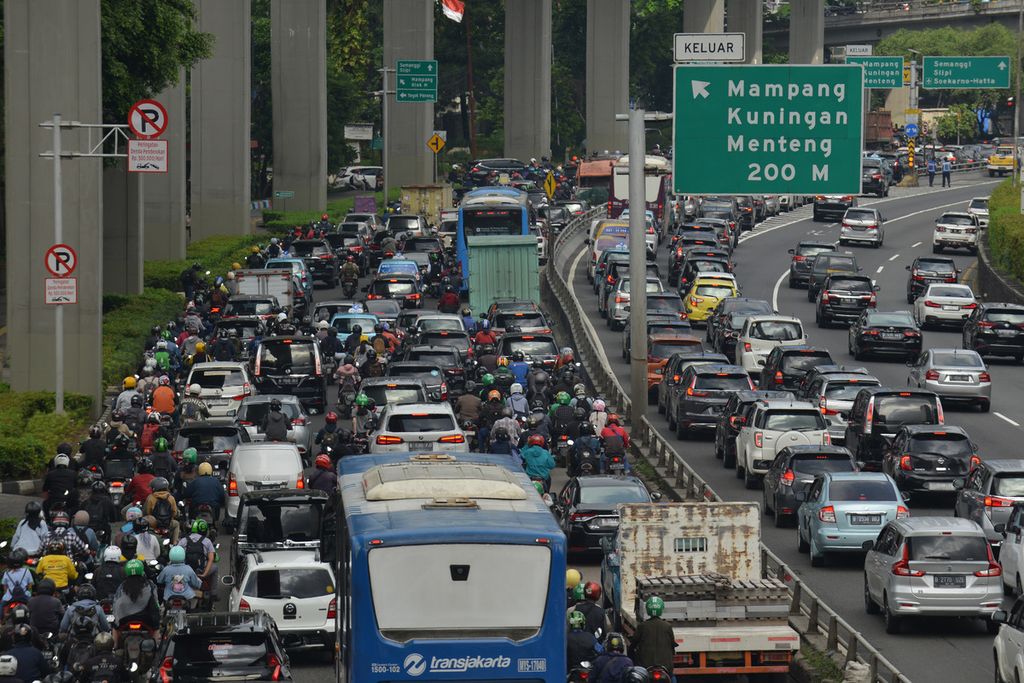 deretan kendaraan yang tersendat di jalan raya Jakarta yang padat, menciptakan pemandangan kemacetan yang parah.