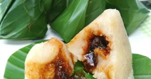 Sepiring lapet khas Batak dengan tekstur kenyal dan rasa manis gurih, disajikan di atas daun pisang untuk cita rasa yang autentik