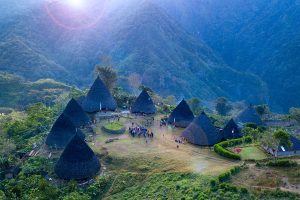 Wae Rebo: Keindahan Desa Tradisional di Pegunungan - Menikmati pemandangan spektakuler Wae Rebo