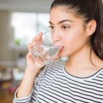 Manfaat Minum Air Putih Setiap Hari: Ilustrasi segelas air putih dengan informasi tentang pentingnya minum air putih untuk menjaga kesehatan kulit