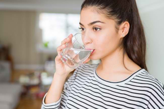Manfaat Minum Air Putih Setiap Hari: Ilustrasi segelas air putih dengan informasi tentang pentingnya minum air putih untuk menjaga kesehatan kulit