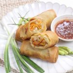 Lumpia isi sayuran renyah dengan isian wortel, kol, dan taoge, disajikan hangat bersama saus sambal pedas