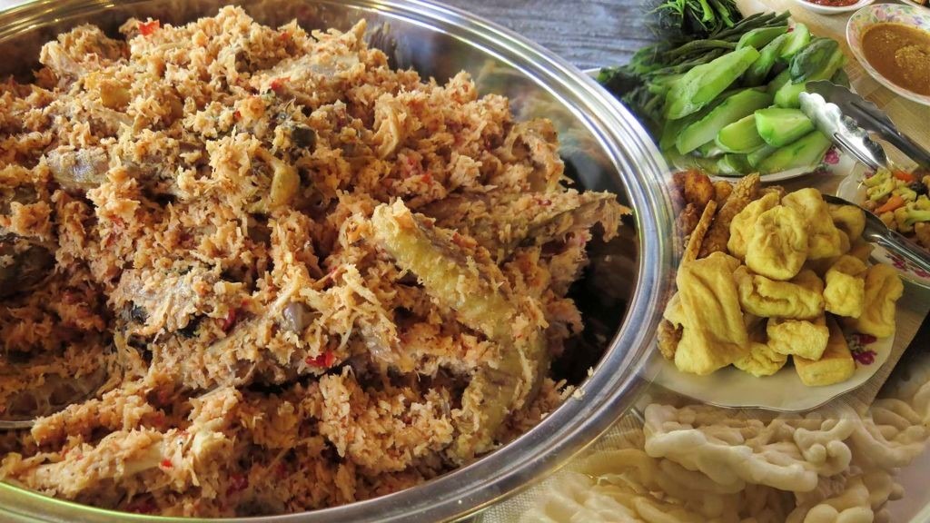 Pecel Pitik khas Banyuwangi dengan ayam kampung suwir, bumbu kelapa parut, dan rempah tradisional yang menggugah selera