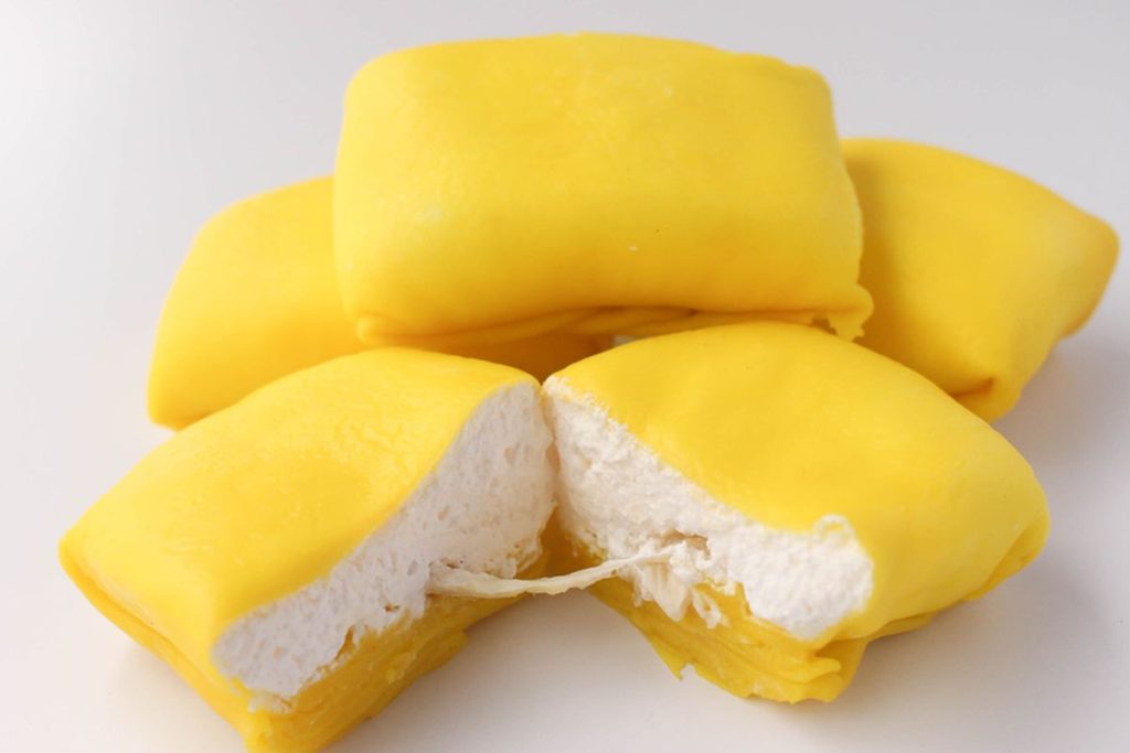 Pancake durian lembut dengan isian durian creamy, disajikan dingin dengan taburan parutan cokelat