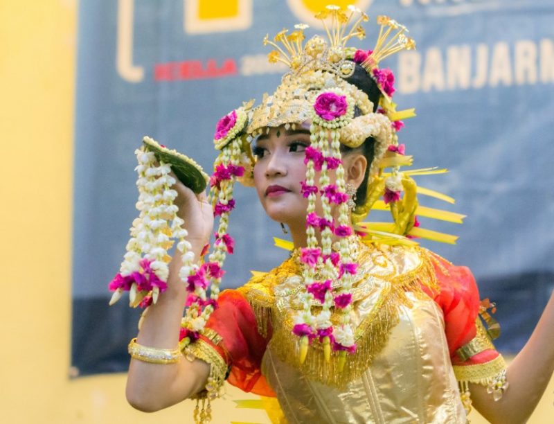 Rangkaian Mahkota Bogam dan Detail Busana Penari